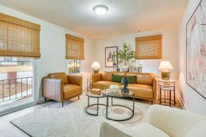海波因特half Mi to High Point University Quaint Abode!的带沙发和桌子的客厅