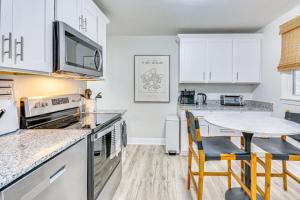 Kuchyň nebo kuchyňský kout v ubytování half Mi to High Point University Quaint Abode!