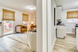 half Mi to High Point University Quaint Abode!的厨房或小厨房