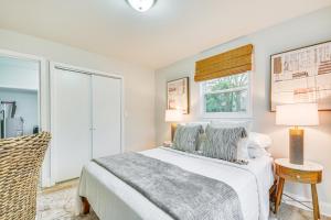 half Mi to High Point University Quaint Abode!客房内的一张或多张床位
