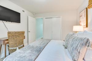 half Mi to High Point University Quaint Abode!客房内的一张或多张床位