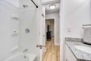 海波因特half Mi to High Point University Quaint Abode!的带水槽和淋浴的白色浴室