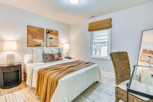 half Mi to High Point University Quaint Abode!客房内的一张或多张床位