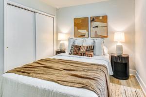 half Mi to High Point University Quaint Abode!客房内的一张或多张床位