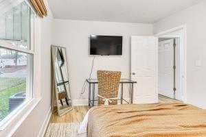 half Mi to High Point University Quaint Abode!客房内的一张或多张床位