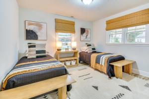海波因特half Mi to High Point University Quaint Abode!的有两张床和一扇窗户的卧室