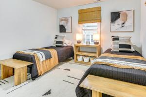 half Mi to High Point University Quaint Abode!客房内的一张或多张床位