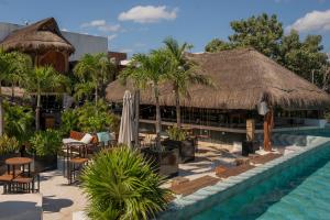 Mayan Monkey Tulum - Social Hotel内部或周边的泳池