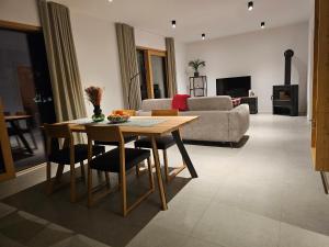 TV a/nebo společenská místnost v ubytování Apartmaji štAla