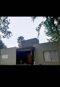 una gran casa blanca con garaje en Casa, en San Bernardo
