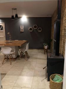 Una sala de estar con una mesa y sillas de madera. en Casa, en San Bernardo 1 foto más
