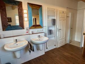 Bilik mandi di Ferienhaus " To Huus " an der Ostsee, Sauna, Kamin, Strandkorb, free-W-LAN - SEASIDE - +21 gambar