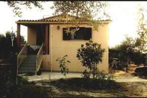 a small house with a staircase and a window at Ελαια in Marathopolis