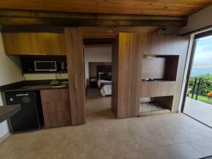 CalimitaにあるCabaña Lago Calimaのキッチン、ベッドルーム(ベッド付) +7枚の写真