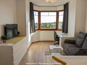 Televízia a/alebo spoločenská miestnosť v ubytovaní ClearVueHome Apartments Bratislava Slavin