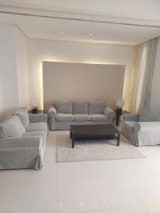 Code Housing - Farms Fintas - Family Only的休息区