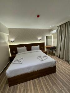 Un dormitorio con una cama con dos toallas encima. en Tourist Palace Residence, en El Cairo