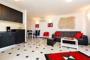 Kuchyň nebo kuchyňský kout v ubytování Malinska Apartment 15 + 26 fotografií