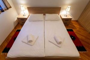 Postel nebo postele na pokoji v ubytování Malinska Apartment 15