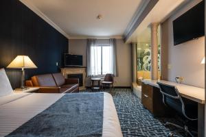 TV a/nebo společenská místnost v ubytování Monte Carlo Inn Toronto West Suites