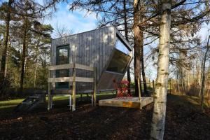 une petite maison au milieu d'une forêt dans l'établissement Sleep Space 4 - Green Tiny Spot Friesland, à Schortens