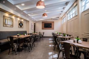 TV a/nebo společenská místnost v ubytování Domani Hotel Boutique