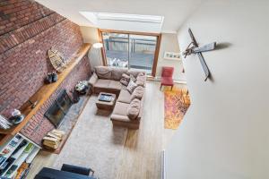 an overhead view of a living room with a brick wall at Sunrise Timberline K8 in Killington