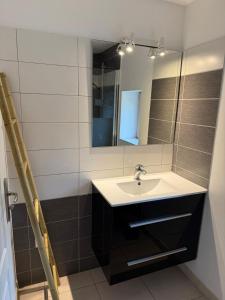 a bathroom with a sink and a mirror at Maison cosy du Bocage Ornais in Condé-sur-Sarthe