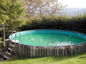 una gran piscina con una escalera en un patio en Schanzenberghof, en Hornberg