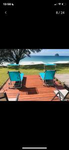 ル・ディアマンにあるStudio panoramiqueの- 海辺のデッキに座る青い椅子2脚 +8枚の写真