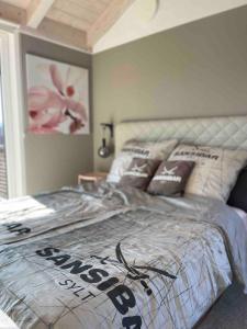 a bedroom with a bed in a room with a window at Architekten-Villa, moderne 220qm, 4 Schlafzimmer, Garten in Irschenberg