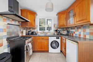 Η κουζίνα ή μικρή κουζίνα στο Newly Renovated 3br House Perfect For Families or Contractors