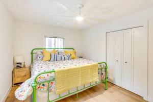 Postel nebo postele na pokoji v ubytování Lake Wisconsin Retreat with Dock Great for Groups! + 33 fotografií