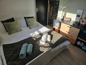 Maison au calme avec piscine في سان ميدارد-أون-جال: سرير زوجين من الاحذية وخزانة