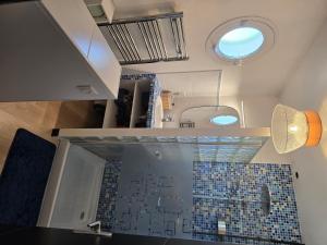 Maison au calme avec piscine في سان ميدارد-أون-جال: غرفة بها درج مع أرضية بلاط +13 صورة