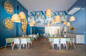 En restaurant eller et andet spisested på Luxuoso Apt Eco Resort- Beira mar Praia Carneiros