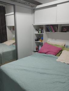 Un dormitorio con una cama grande y un espejo. en Casa de praia VIP madre de Deus espaço inteiro térreo, en Madre de Deus