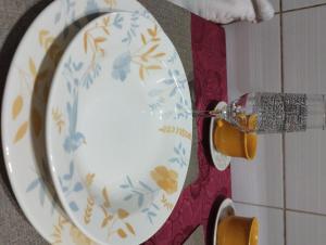 un asiento de inodoro está unido a un espejo en Casa de praia VIP madre de Deus espaço inteiro térreo, en Madre de Deus 25 fotos más