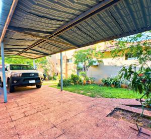 Vrt u objektu Casa moderna en Villamorra a pasos del Shopping Mariscal Lopez 2Dorm,2 garajes y Wifi