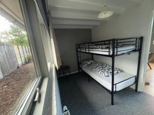 Postel nebo postele na pokoji v ubytování 5 persoons vakantiewoning Robbenoort 50 Lauwersoog