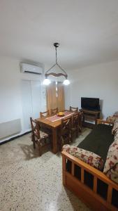 un salon avec une table et un canapé dans l'établissement Departamento en Peatonal 83, à Necochea