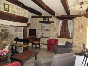 Μια τηλεόραση ή/και κέντρο ψυχαγωγίας στο Gîte de France à Marcillac la Croisille 3 épis - Gîte de France 8 personnes MAE-6424