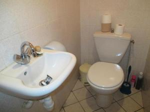 Ένα μπάνιο στο Gîte de France à Marcillac la Croisille 3 épis - Gîte de France 8 personnes MAE-6424