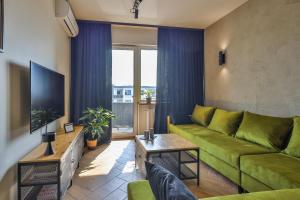 Μια τηλεόραση ή/και κέντρο ψυχαγωγίας στο Loft Apartments Uniejów