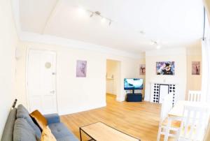 TV a/nebo společenská místnost v ubytování Cozy 4-guest Getaway In The Heart Of Ipswich
