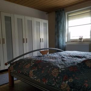 a bedroom with a bed and a window at Sonnenhaus Oppenhausen in Boppard