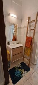 Ένα μπάνιο στο LA VILLA OUF - VUE SUR LE DIAMANT, St-Anne