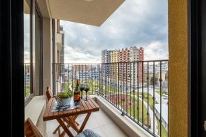 Un balcón con una mesa y vista a una ciudad. en Luxury 2bedroom apartment in Complex Family Garden with FREE parking, en Varna