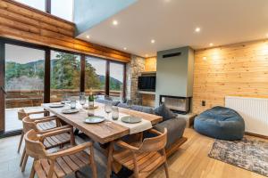 TV a/nebo společenská místnost v ubytování Monte Verde Resort Kalavrita