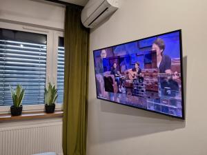 Μια τηλεόραση ή/και κέντρο ψυχαγωγίας στο Loft Apartments Uniejów